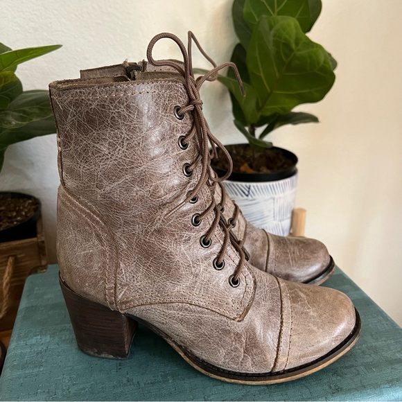 Steve Madden Graanie Combat Style Boot Size 7.5 - Picture 2 of 12